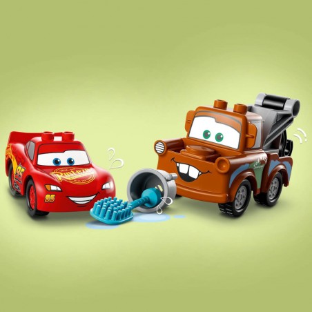 Lightning McQueen und Mater in der Waschanlage