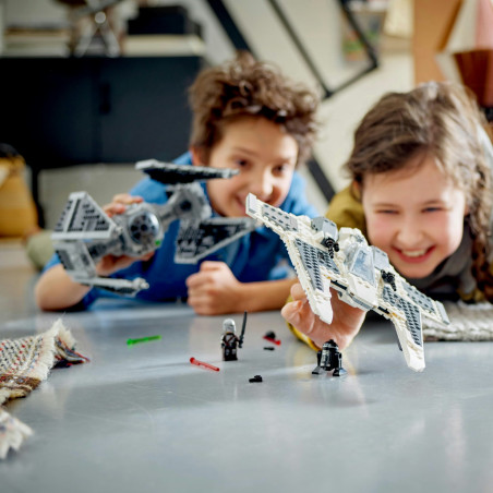 LEGO Star Wars 75348 - Mandalorianischer Fang Fighter vs. TIE Interceptor