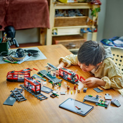 LEGO City 60423 - Straßenbahn mit Haltestelle