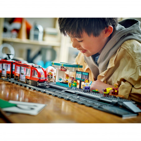 LEGO City 60423 - Straßenbahn mit Haltestelle