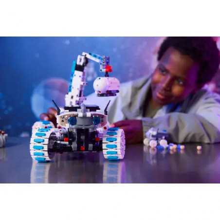 LEGO® Technic 42211 Lunar Outpost® Mondrover-Raumfahrzeug