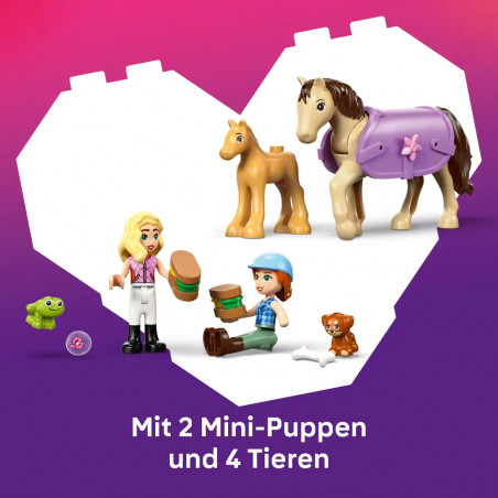 Pferd und Fohlen mit Pferdeanhänger