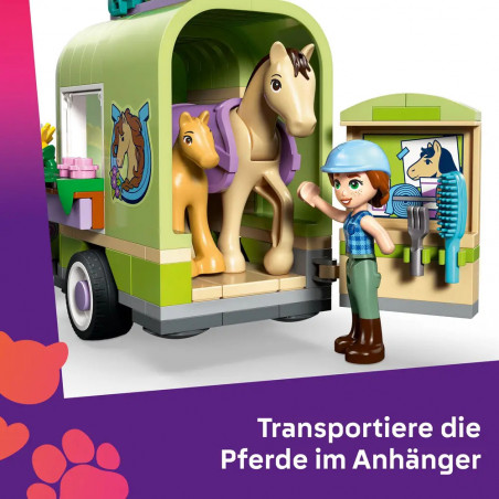 Pferd und Fohlen mit Pferdeanhänger