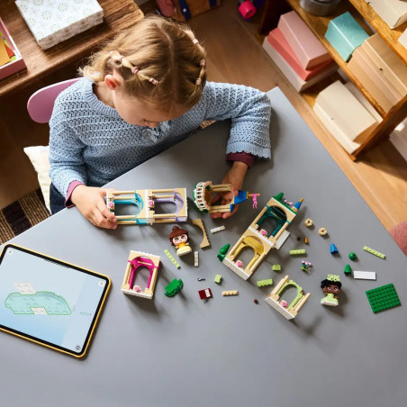 Die Mini-Prinzessinnen Belle und Tiana mit ihrem Schloss